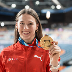 Angelica Moser strahlt mit ihrem zweiten Hallen-EM-Gold