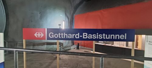 Senioren unterwegs – zu Fuss im Gotthard-Basistunnel