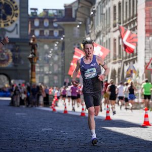 Jonathan Hofer feiert SM-Titelpremiere im Halbmarathon