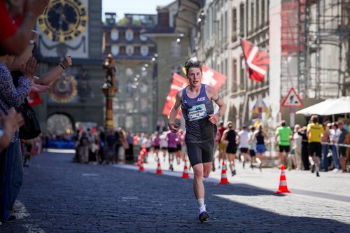 Jonathan Hofer feiert SM-Titelpremiere im Halbmarathon
